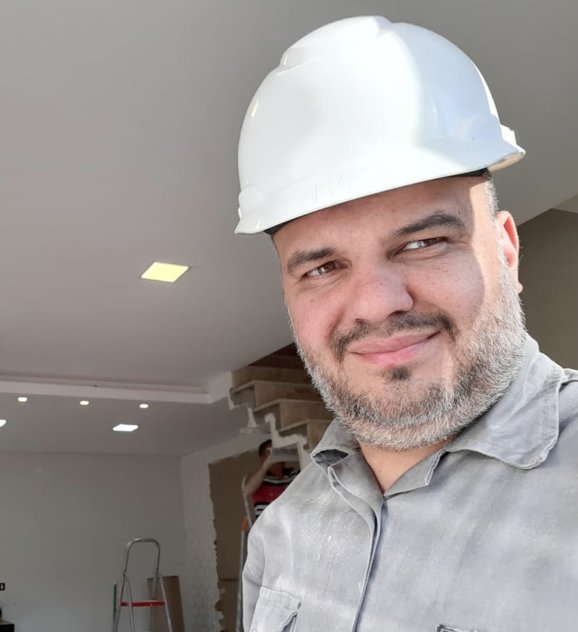 Tom Eletricista usando capacete de segurança